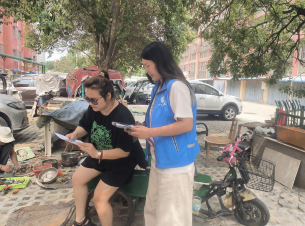 炒股平台 南苑街道三里屯社区开展就业创业扶持政策宣传活动